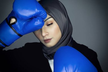 İş görüşmesi konsepti, mutlu yüzlü, takım elbiseli, boks eldivenli genç bir iş kadını.. 