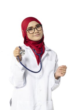 Tıbbi ve sağlık hizmetleri konsepti, kendine güvenen genç doktor elinde steteskopla gülümsüyor.