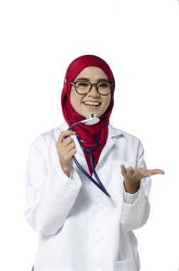 Tıbbi ve sağlık hizmetleri konsepti, kendine güvenen genç doktor elinde steteskopla gülümsüyor.