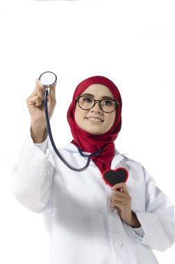 Tıbbi ve sağlık hizmetleri konsepti, kendine güvenen genç doktor gülen yüzle ayakta duruyor..