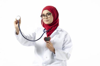 Tıbbi ve sağlık hizmetleri konsepti, kendine güvenen genç doktor gülen yüzle ayakta duruyor..