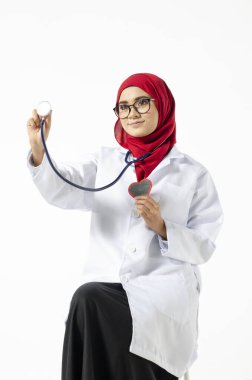 Tıbbi ve sağlık hizmetleri konsepti, kendine güvenen genç doktor gülen yüzle ayakta duruyor..