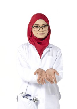 Tıbbi ve sağlık hizmetleri konsepti, kendine güvenen genç doktor gülen yüzle ayakta duruyor..