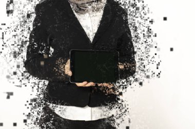 Beyaz arka planda tesettürlü, ayakta duran ve tableti tutan genç kadının dağılma etkisi