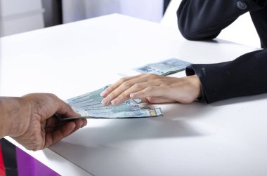 Yolsuzluk kavramı, genç yönetici oturma ve rüşvet alma