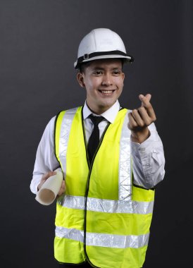 Beyaz kasklı genç mühendisin ya da müdürün çizimi.