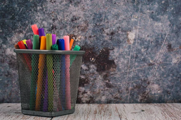 Ritorno Scuola Negli Uffici Concetto Fisso Pila Pennarelli Colorati Una — Foto Stock