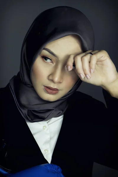 Joven Confiado Bsinesswoman Con Hijab Traje Pie Sobre Oscuro Background — Foto de Stock