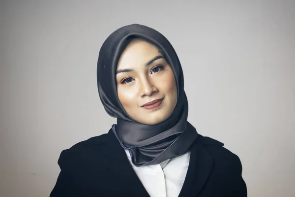 Joven Confiada Bsinesswoman Con Hijab Traje Pie Sobre Fondo Oscuro —  Fotos de Stock