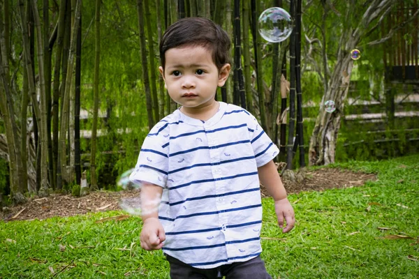 Liten Söt Pojke Leker Med Bubbla Utanför Parken Selektiv Fokus — Stockfoto