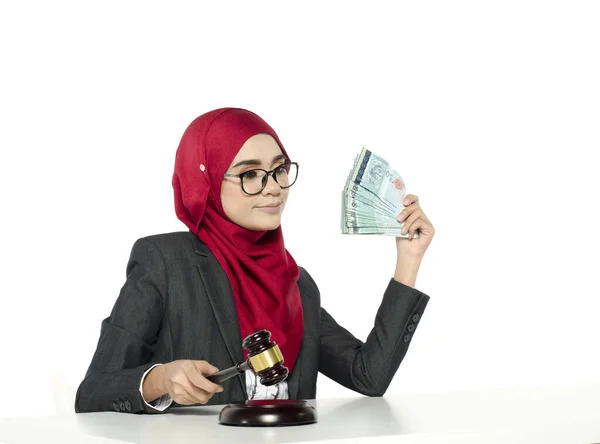 경매나 제도의 판결을 내리는 히잡의 여성의 초상화 — 스톡 사진