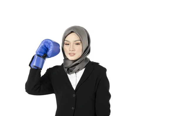 商业挑战的概念 也许面对着穿着拳击手套的年轻女商人 — 图库照片