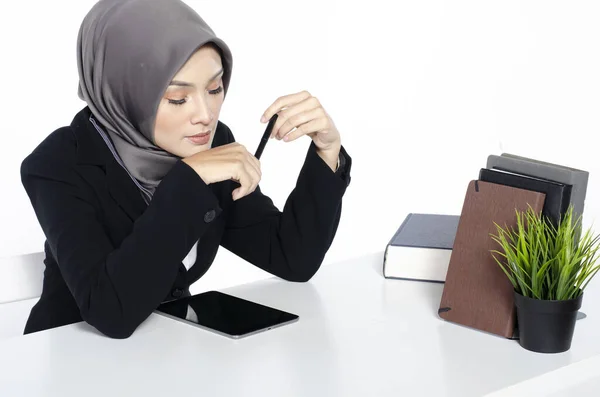 Concepto Comunicación Mujer Joven Con Hijab Sentado Con Cara Sonrisa — Foto de Stock