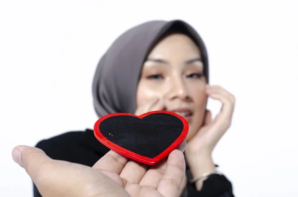 Young Woman Hijab Feeling Love First Sight Seeing Heart Symbol — Stock Photo, Image