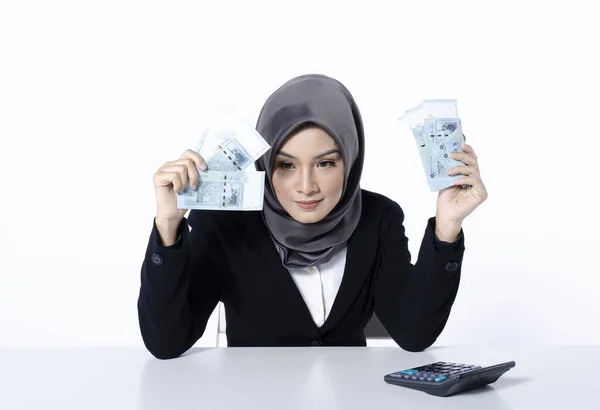 Retrato Joven Empresaria Satisfecha Hiyab Mira Con Deseo Sobre Dinero —  Fotos de Stock