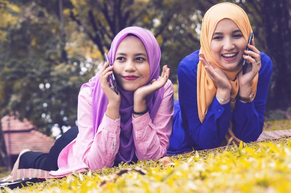 Outdoor Lifestyle Friendship Happiness Concept Portrait Smile Young Muslimah Laying — Stock Photo, Image