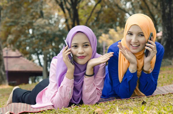 Outdoor Lifestyle Friendship Happiness Concept Portrait Smile Young Muslimah Laying — Stock Photo, Image