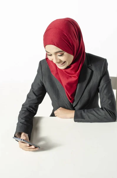 Kommunikation Koncept Ung Kvinna Med Hijab Sitter Och Sms Sina — Stockfoto
