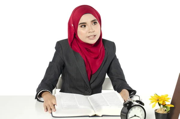 年轻的女商人或戴头巾的女学生坐在她的轻便办公室的工作场所 — 图库照片