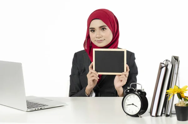 Uśmiechnięta Azjatycki Biznes Kobieta Hidżab Gospodarstwa Czarny Deska Białym Tle — Zdjęcie stockowe