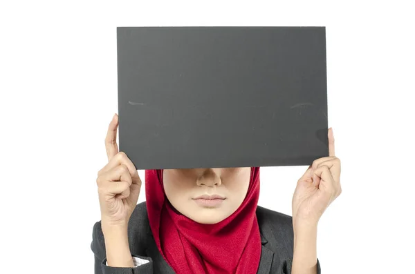 Улыбающаяся Азиатская Деловая Женщина Хиджабом Держащая Черную Доску Белом Фоне — стоковое фото