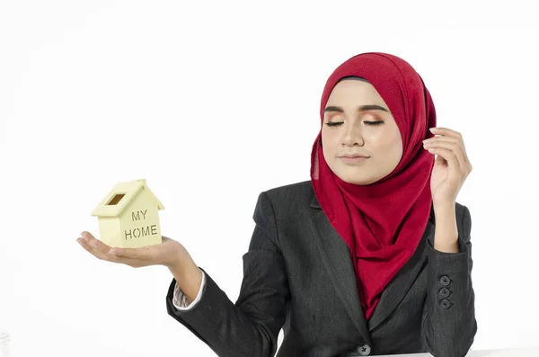 Mujer Joven Hijab Sosteniendo Réplica Casa Cerró Los Ojos Imaginar — Foto de Stock