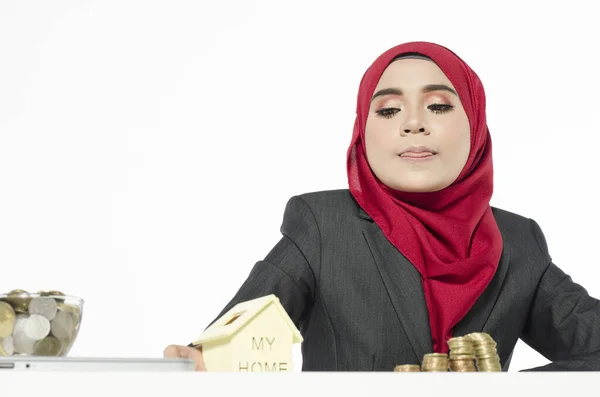 Jeune Femme Avec Hijab Économiser Argent Pour Nouvelle Maison Sur — Photo