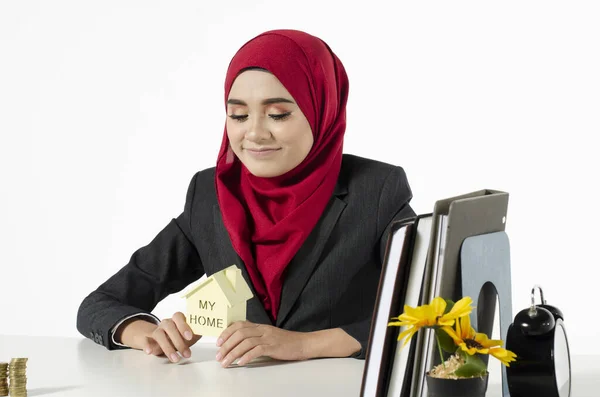 Junge Frau Mit Hijab Ersparnissen Für Ihr Neues Zuhause Vor — Stockfoto