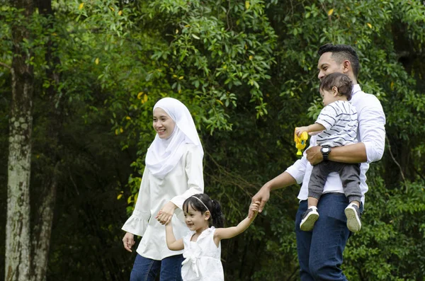 Mutlu Aile Kavramı Genç Ebeveynlerin Hafta Sonları Çocuklarıyla Parkta Vakit — Stok fotoğraf