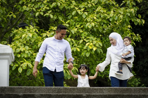 Szczęśliwa Koncepcja Rodziny Młodzi Rodzice Spędzają Czas Swoimi Dziećmi Parku — Zdjęcie stockowe