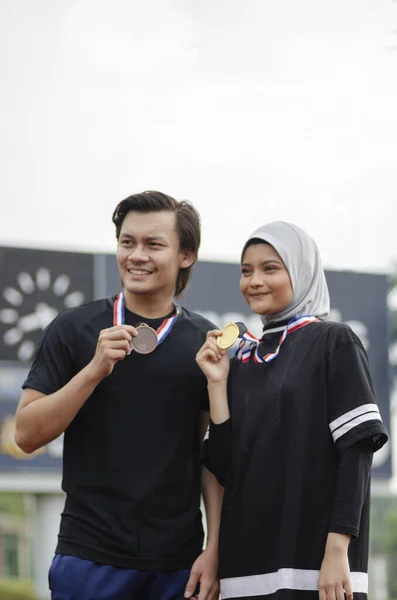 웃으며 메달을 성공을 즐기는 청소년 선수들 — 스톡 사진