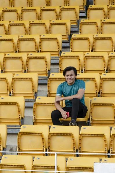 Jovem Homem Segurando Handphone Sentar Estádio Com Expressão Rosto Feliz — Fotografia de Stock