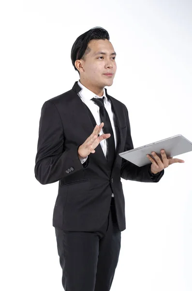Jovem Homem Negócios Vestindo Terno Preto Segurando Tablet Contra Fundo — Fotografia de Stock