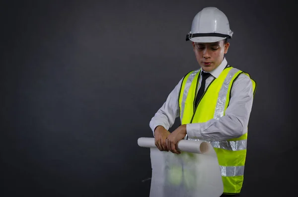 Jovem Arquiteto Engenheiro Segurando Papel Impressão Azul Sobre Fundo Escuro — Fotografia de Stock