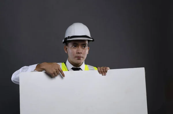 Cara Feliz Jovem Engenheiro Gerente Com Capacete Segurança Branco Segurando — Fotografia de Stock