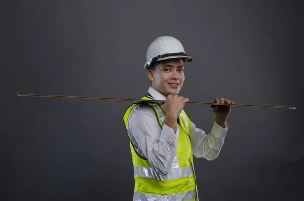 Mutlu Yüz Genç Mühendis Beyaz Kasklı Tahta Tutan Bir Yönetici — Stok fotoğraf