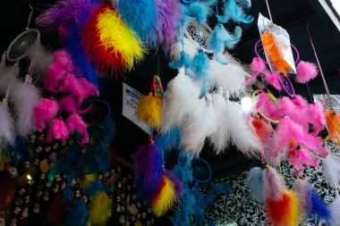 El yapımı, Malezya 'daki Nipah Körfezi Pangkor Adası' nda hatıra olarak asılacak perdeler.