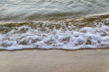 Nipah Körfezi Pangkor Adası, Malezya 'daki kumlu plajda hafif dalgalar