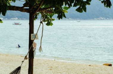 Parlak güneşli bir günde Malezya 'nın Perak eyaletinde yer alan Pangkor adasını çevreleyen doğanın güzelliği