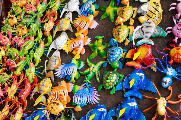 Malezya 'nın Nipah Körfezi Pangkor Adası' nda hediyelik eşya olarak satılık çeşitli buzdolabı mıknatısı görüntüsü