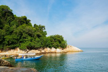 PANGKOR ADASI, MALAYSIA - 15 Mart 2020: Nipah Körfezi 'ndeki başlıca çekici faaliyetler adaya atlamak ve Mercan Adası' nın güzel doğasını keşfetmek. 