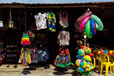 PANGKOR ADASI, MALAYSIA - 15 Mart 2020: Nipah Körfezi Pangkor Adası kaldırımındaki kenar alışveriş tezgahları