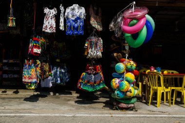 PANGKOR ADASI, MALAYSIA - 15 Mart 2020: Nipah Körfezi Pangkor Adası kaldırımındaki kenar alışveriş tezgahları