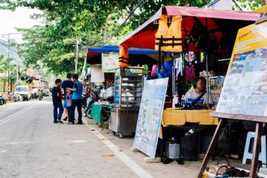 PANGKOR ADASI, MALAYSIA - 15 Mart 2020: Nipah Körfezi Pangkor Adası kaldırımındaki kenar alışveriş tezgahları