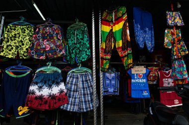 PANGKOR ADASI, MALAYSIA - 15 Mart 2020: Nipah Körfezi Pangkor Adası kaldırımındaki kenar alışveriş tezgahları