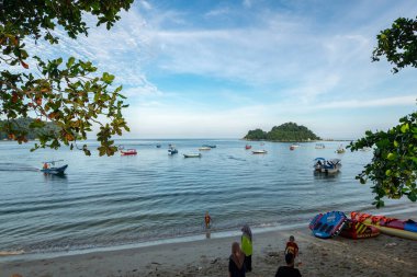 PANGKOR ADASI, MALAYSIA - 15 Mart 2020: Nipah Körfezi 'ndeki ada atlama ve su sporları faaliyetleri için tekne