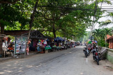 PANGKOR ADASI, MALAYSIA - 15 Mart 2020: Nipah Körfezi Pangkor Adası kaldırımındaki kenar alışveriş tezgahları
