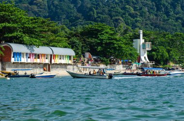 PANGKOR ADASI, MALAYSIA - 15 Mart 2020: Nipah Körfezi 'ndeki ada atlama ve su sporları faaliyetleri için tekne