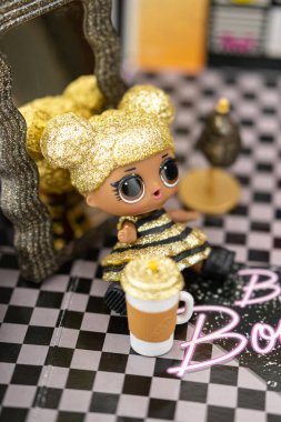 LOL. Glitter serisinden Queen Bee ile Sürpriz Mobilya Butiği.