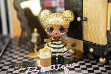 LOL. Glitter serisinden Queen Bee ile Sürpriz Mobilya Butiği.
